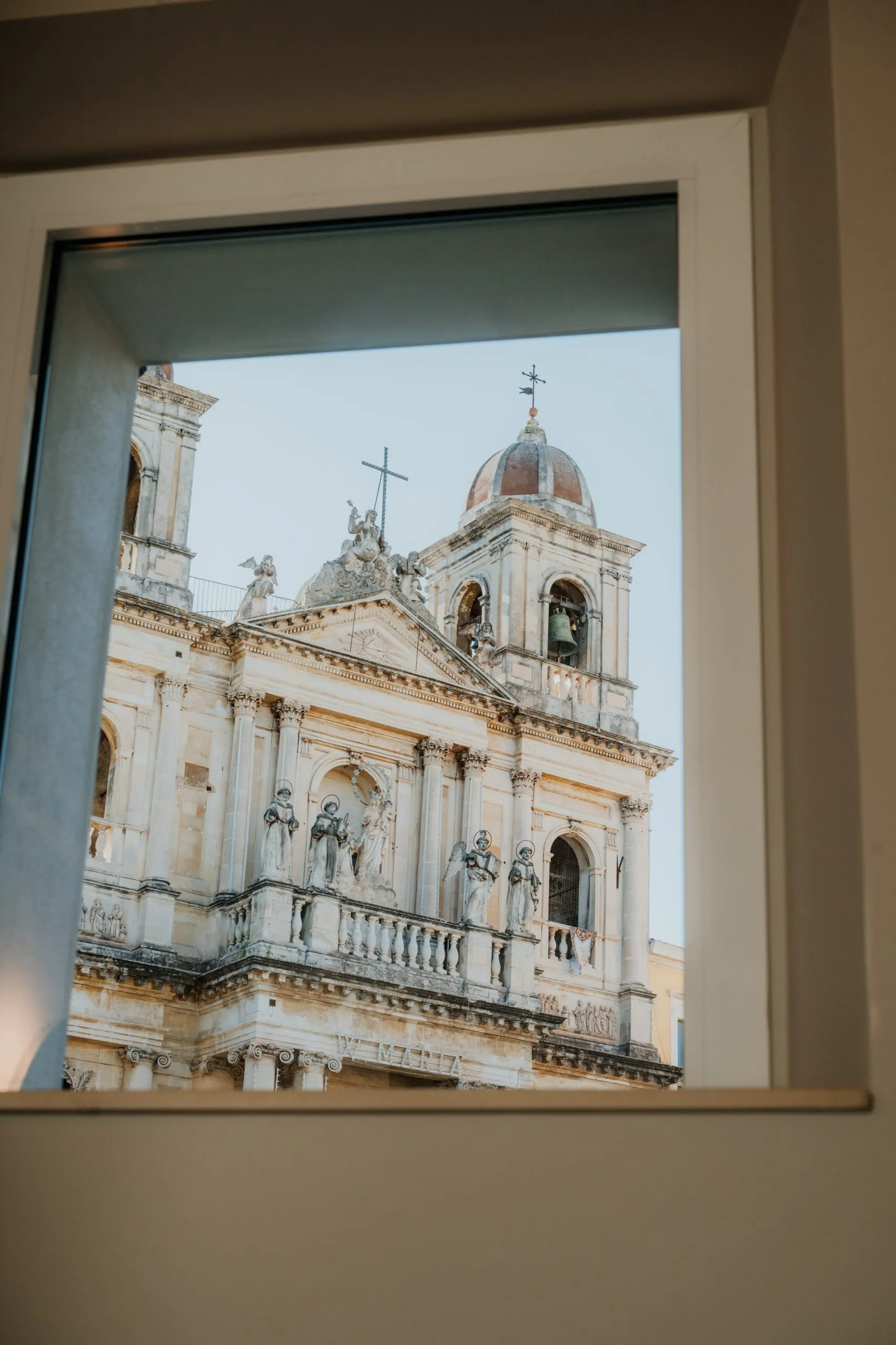 La Chiesa di San Domenico vista da una finestra di Dòmini