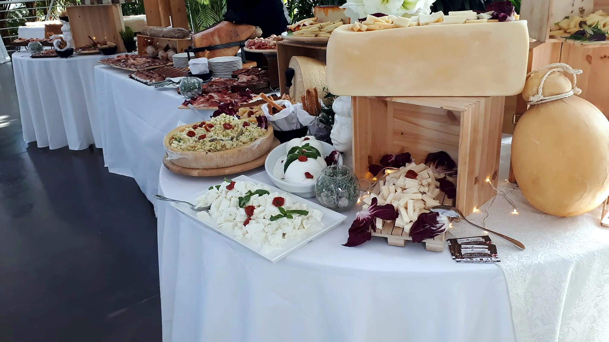Il tavolo dei salumi e dei formaggi, con le forme intere e il caciocavallo