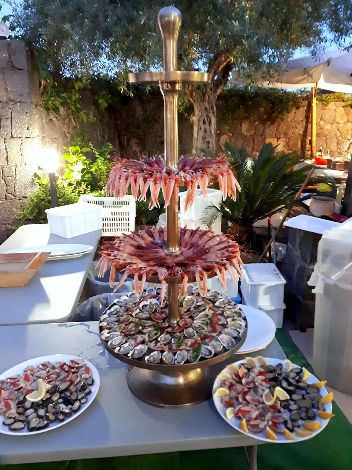 Un'alzata a più piani con scampi, gamberi e ostriche, al tramonto